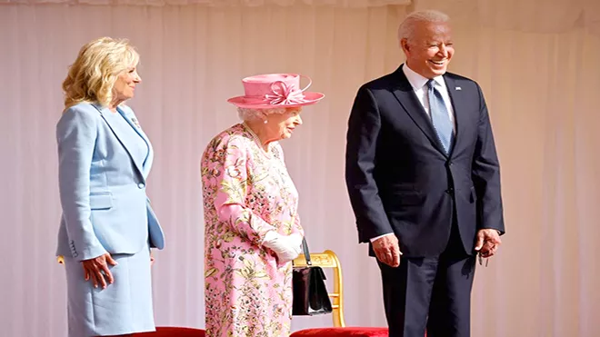 جو وجيل بايدن مع ملكة بريطانيا إليزابيث الثانية قبل استعراض حرس الشرف أمام قلعة وندسور في يونيو 2021